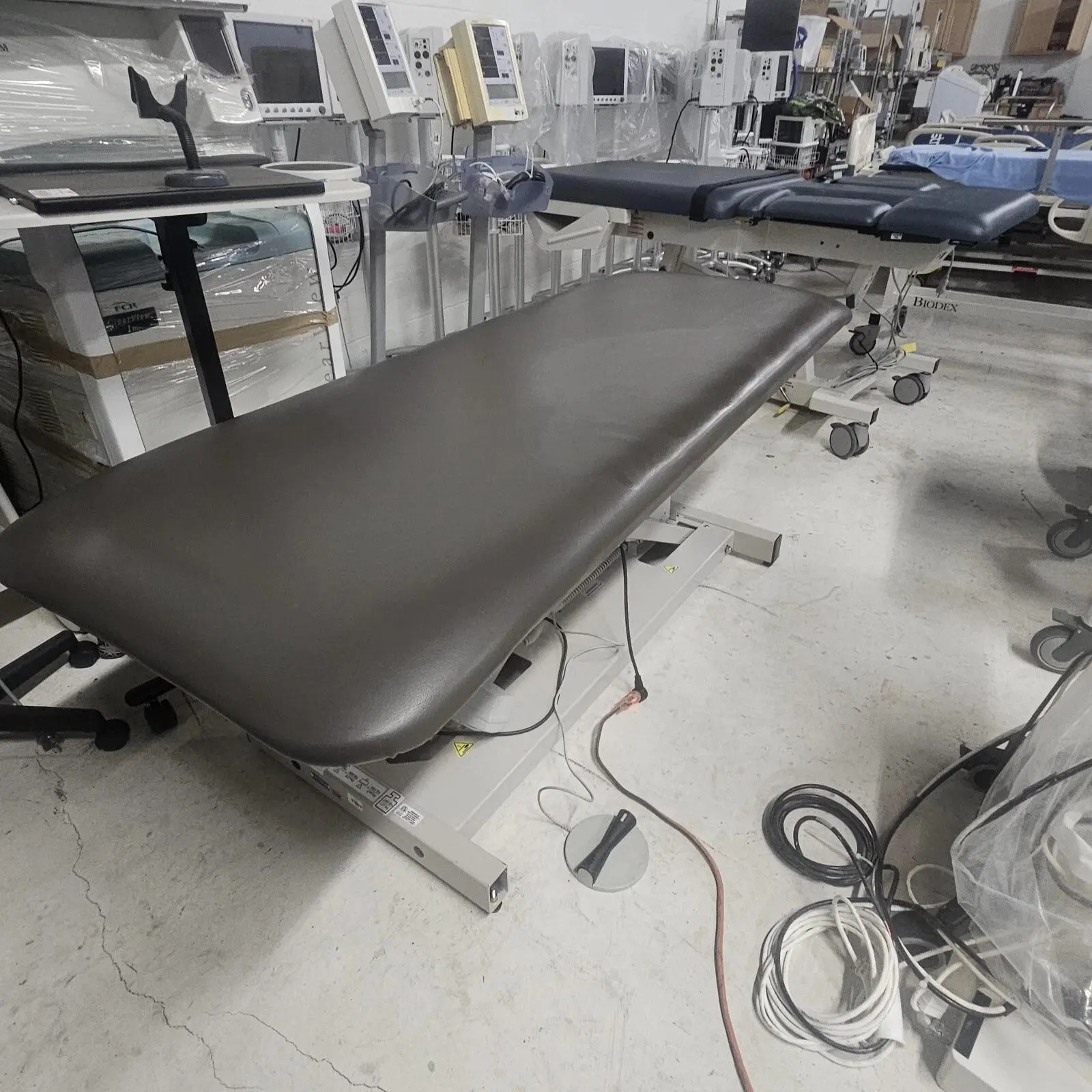 Used Clinton Clinton Open Base Power Table with One Piece Top Tables/Stretchers/Gurneys Texas US | PT Medical Technologies #1458974
