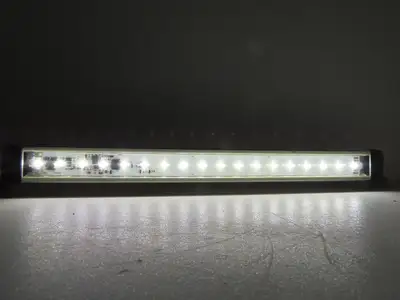 Banner WLS28-2XWG-285XQ Dual Color Light Strip White/Grn 12-30VDC Luminaire 28mm