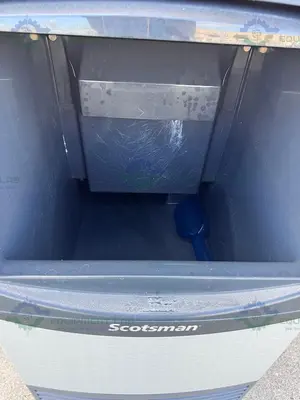 USED SCOTSMAN UF1415A-1A UNDERCOUNTER AIR-COOLED FLAKE ICE MAKER W/ BIN