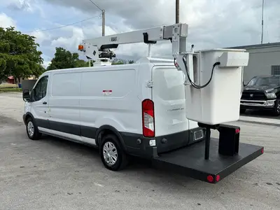 Used 2017 VERSALIFT VANTEL29NE-01 Bucket (boom) trucks Florida US | Truck and Van Outlet #1509195