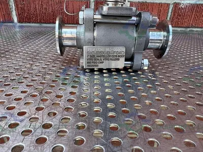 USED PBM SIC-E5X-D-F04D STAINLESS STEEL BALL VALVE W/ 1" SANITARY FITTING