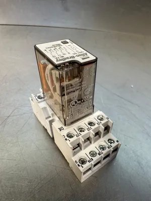 Allen Bradley 700-HC24A1 Relay w/ 700-HN103 Base (4D-24)
