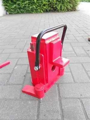 USED HEAVY DUTY JACK FOR LIFTING MACHINES 8 TON