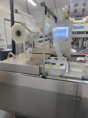 USED M U L T I V A C   PACKAGING MACHINE MODEL F 100 M U L T I V A C   PACKAGING MACHINE MODEL F 100
