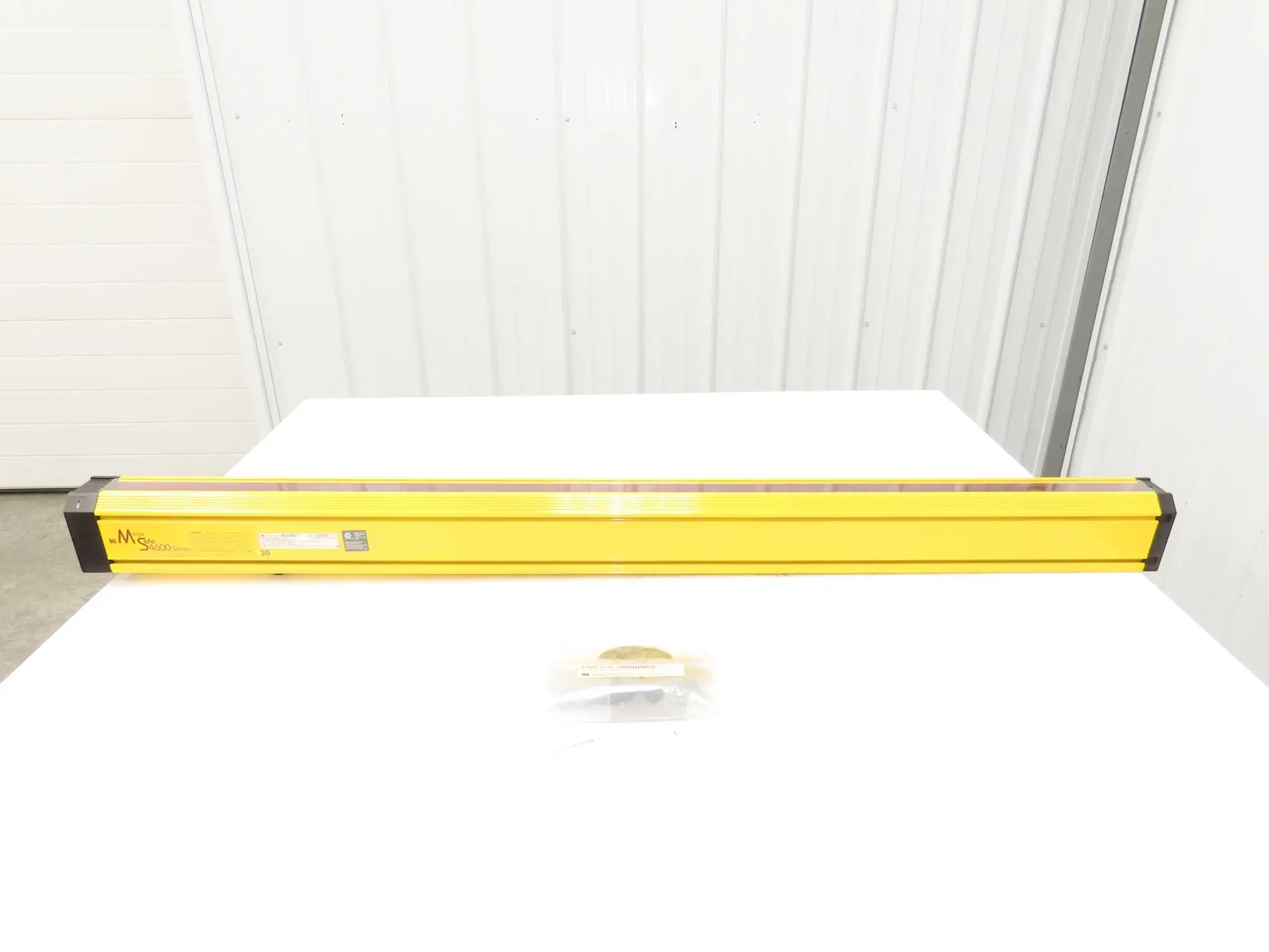 STI MG46-30-1215-X-A1-FD2 Light Curtain Transmitter Mega Safe 1215mm Length
