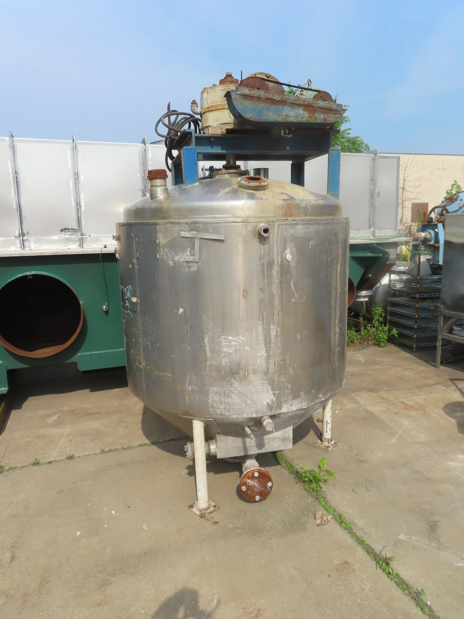 400 gallon Stainless Steel agitated Mix tank jacketed with heater, ribbon agitaton