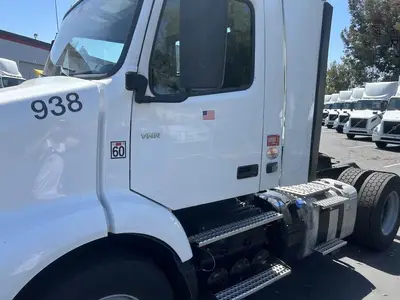 USED 2022 VOLVO VNR42T300