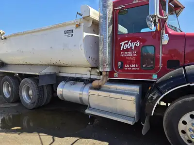 USED 2013 PETERBILT 384