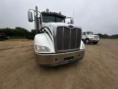 USED 2011 PETERBILT 384