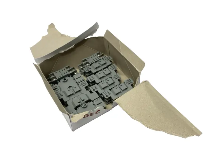 Used IDEC SOCKET RELAY BASE 8-PIN 300V 10A LOT OF 10 Terminal Blocks Michigan US | Maverick Industrial Sales #1090366