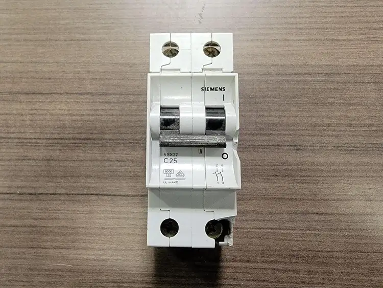 Used SIEMENS C25 Switchgears British Columbia CA | Lenmark #242630