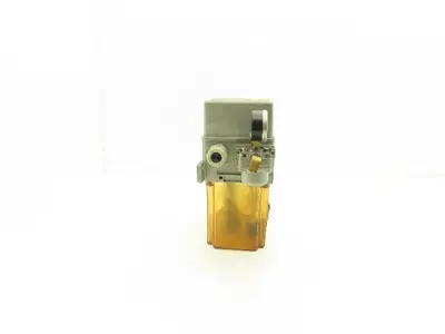 Showa LCB4-8299 Lubrication Oil Pump Machine Oiler 2L Tank 0.1 L/Min 200V