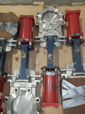 LOT OF 5 KNIFE GATE VALVES WITH PNEUMATIC ACTUATORS, RDC, FLOW CONTROL COMPONENTS
