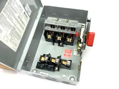 USED GENERAL ELECTRIC HEAVY DUTY SAFETY SWITCH, FUSIBLE, 30A 3P HD N1
