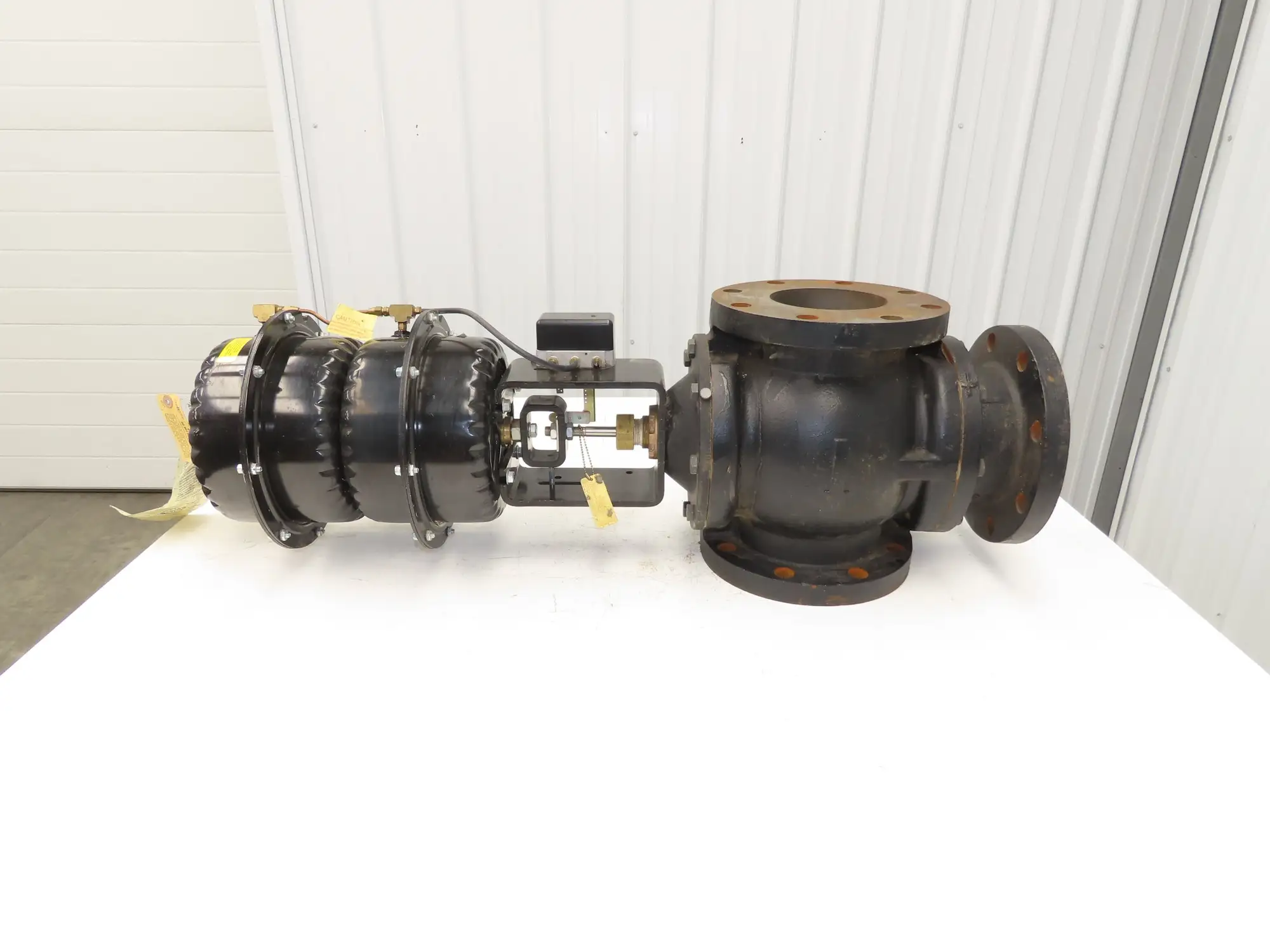Johnson Controls VG2831WN+867E01 3-Way Globe Valve 5" Flanged Pneumatic Actuator