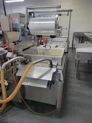 USED M U L T I V A C   PACKAGING MACHINE MODEL F 100 M U L T I V A C   PACKAGING MACHINE MODEL F 100