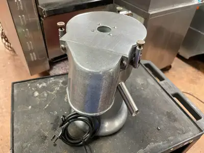 Used Bennett Used Bennett Junior Commercial Fruit/Vegetable Juicer Model H Restaurant Small Appliances Illinois US | Falcon Restaurant Supply #1376413