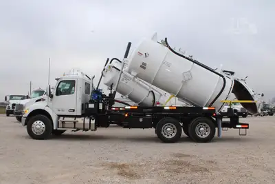 New | in-Stock 2027 PETERBILT 548 Vacuum Truck Texas US | Roll Off Truck World #1492009
