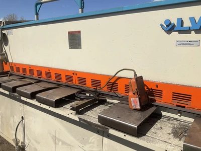 1993 LVD hydraulic shear model JS-C-25/10, 460 volt 3 phase electric, max 10’ wide cut, 39” max back...