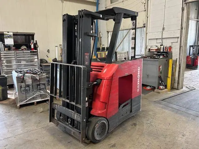 Used RAYMOND 415C35TT 3-Wheel Stand up Electric Counterbalance Forklifts Illinois US | Somerset Equipment Sales #1546194