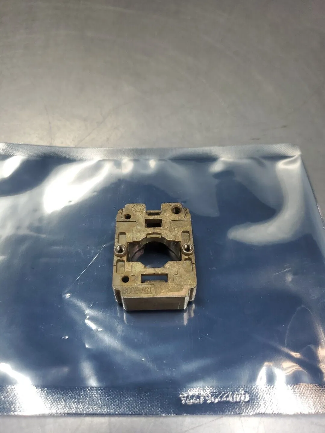 ALLEN BRADLEY 800E-A2L CONTACT MOUNTING LATCH FOR PUSHBUTTON SWITCH. 4D-35