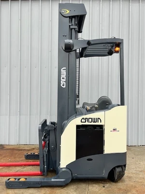 USED 2011 CROWN RD5725-30
