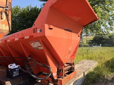 Used CHIEF FSH 14 SS STAINLESS STEEL V-BOX SALTER WITH LIVE BOTTOM. Dry Spreaders Michigan US | Miedema Asset Management Group #1320830
