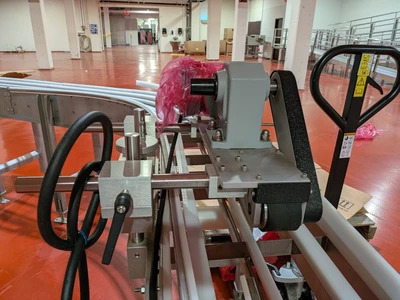 Universal Top and Bottom Label Applicator with Top-and-Bottom Transport Conveyor
