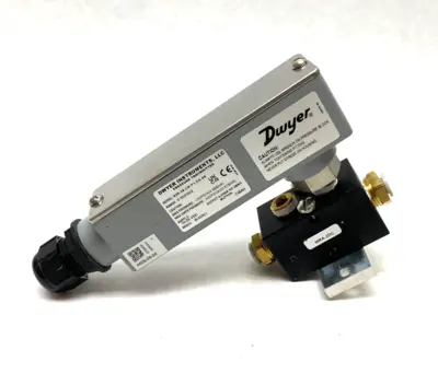 USED DWYER INDUSTRIAL PRESSURE TRANSMITTER W/ MRA-2DC MANIFOLD