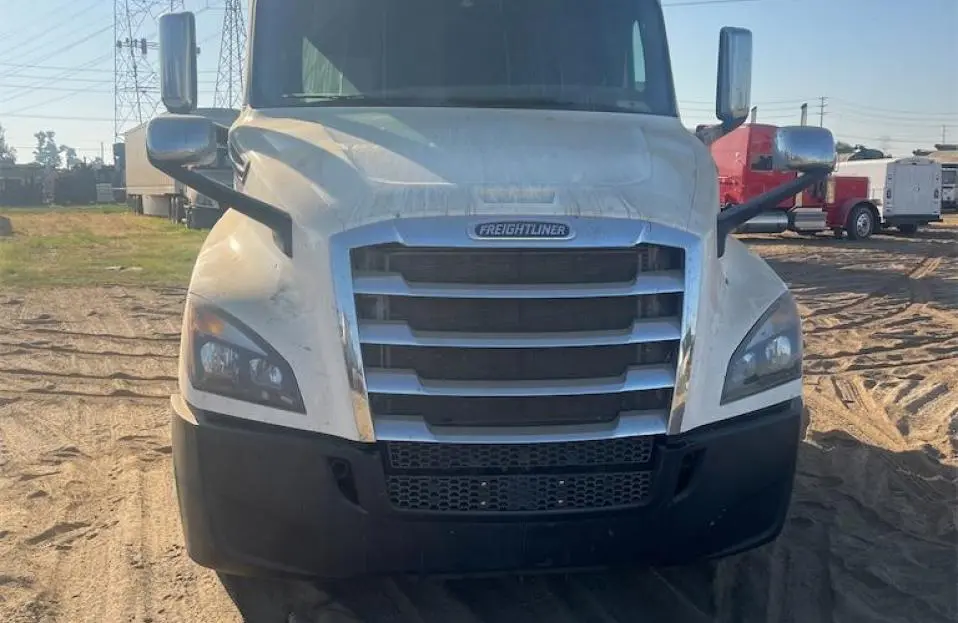 USED 2020 FREIGHTLINER CA126SLP - CASCADIA