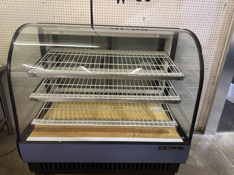 Used True Used 50" True TCGD-50 Curved Glass 23.8 Cu Ft Dry Bakery Display Case Food Displays Illinois US | Falcon Restaurant Supply #1375385
