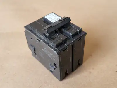 USED SCHNEIDER ELECTRIC CHOM215