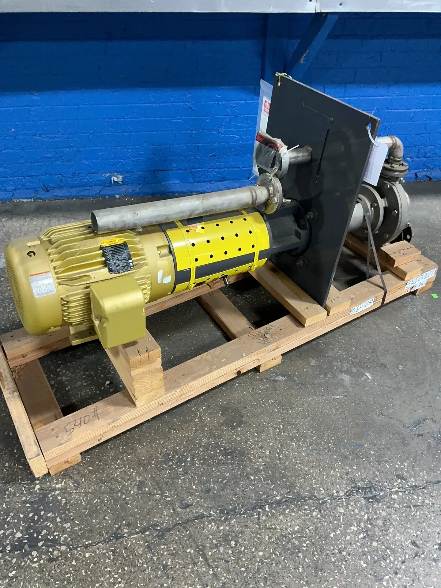 Gusher Pumps  7.5 Hp Vertical End Suction Pump