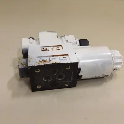 USED YUKEN DSG-01-2B2-D24-60-L