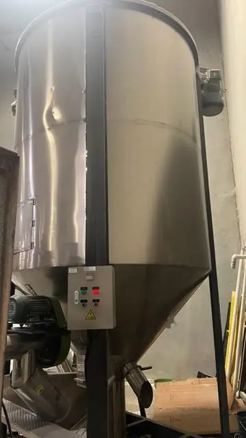 (2) 12,000 lbs each – Stainless Steel Blending Silos – 10” center auger