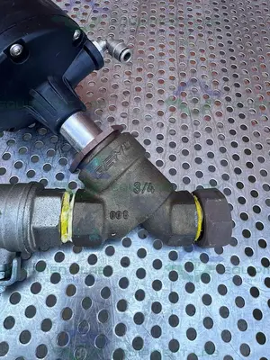 USED GEMU 554/15 PNEUMATIC ANGLE SEAT GLOBE VALVE W/ 3/4" COMPRESSION FITTING, VALVE