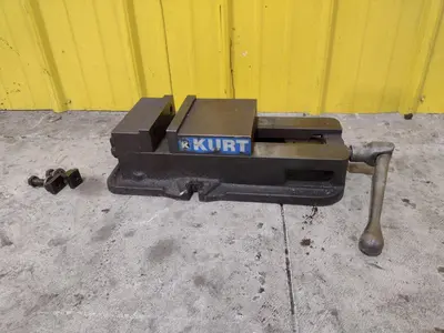 6" KURT MODEL #D675 PRECISION MACHINE VISE W/ SWIVEL HANDLE: STOCK #23448
