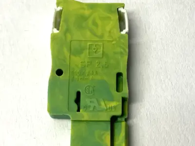 USED PHOENIX CONTACT PLUG-IN TERMINAL BLOCK SP 2,5/ 1-L GNYE LOT OF 32