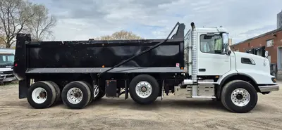 2024 VOLVO VHD84B Dump Trucks | Platinum Group (7)