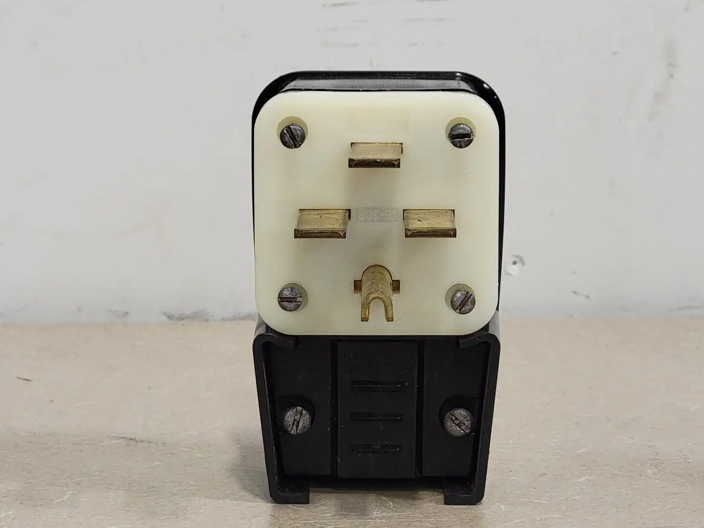 USED LEVITON 8432-P