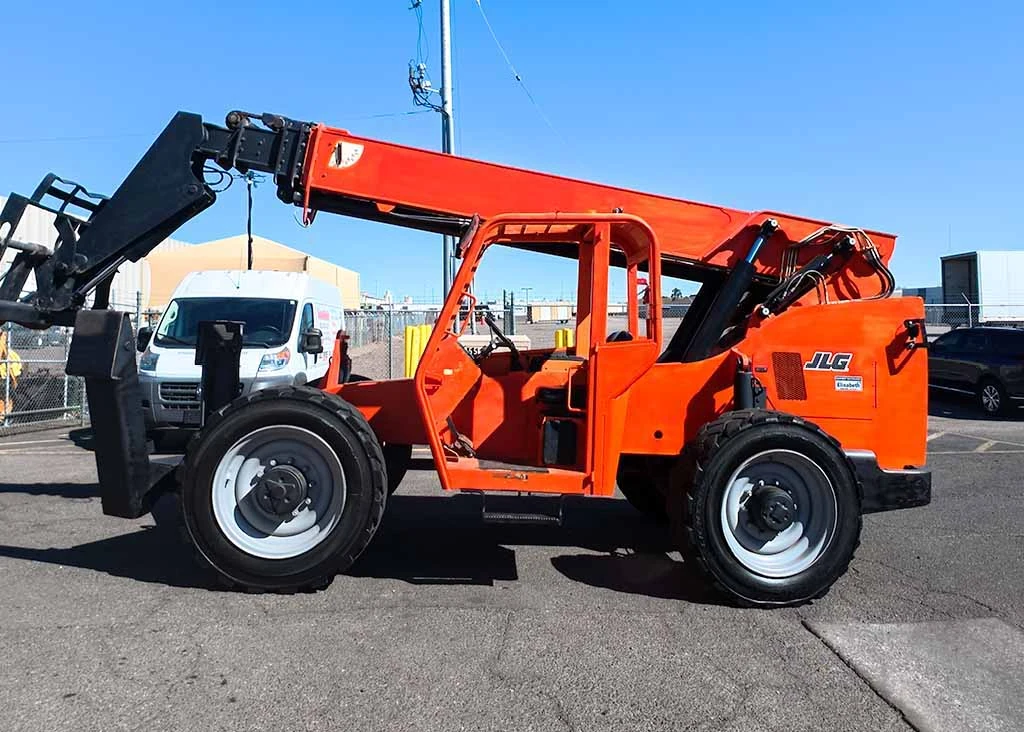 USED 2013 JLG SKYTRAK 10054