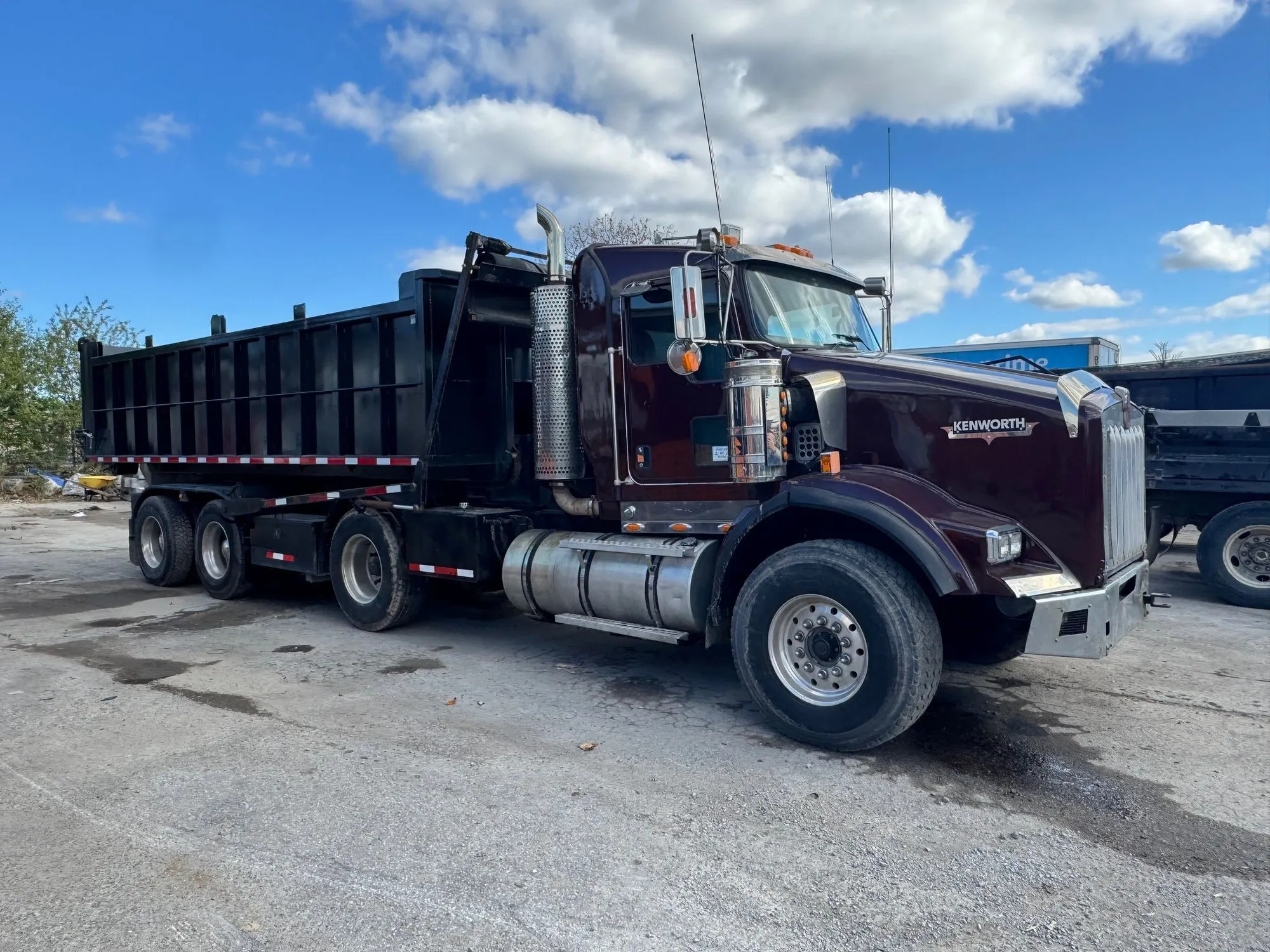 USED 2025 KENWORTH T800 TANDEM AXLE WITH LIFT