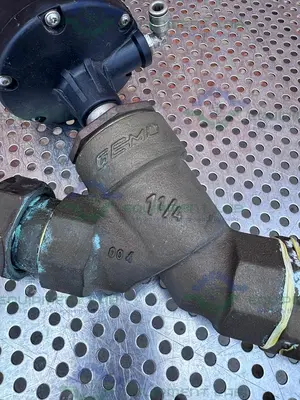 USED GEMU 554/32 PNEUMATIC ANGLE SEAT GLOBE VALVE W/ 1 1/4" TO 1 1/2 THREADED FITTING