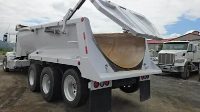 USED 2013 PETERBILT 386