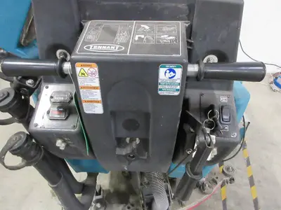 TENNANT 5680 FLOOR SCRUBBER