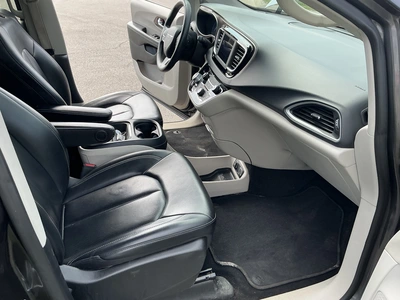 USED 2020 CHRYSLER VOYAGER