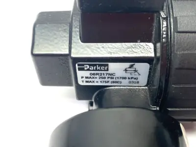 USED PARKER COMPACT REGULATOR, 1/4" PORTS, W/ GAUGE