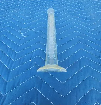 100 mL GRADUATED CYLINDER