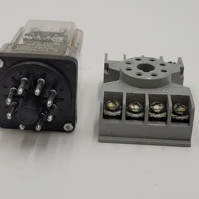 USED MAGNECRAFT MAGNECRAFT W250ACPX-9 RELAY COIL 120VAC 50/60HZ WITH TYCO 27E122 RELAY SOCKET, MOUNTING BASE