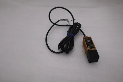 NEW NO BOX Omron E3S-RS30E42-30 Photoelectric Switch 12-24v-dc STOCK H1558A